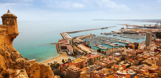 Vista panorámica de Alicante desde el Castillo de Santa Bárbara, con el puerto deportivo y la ciudad al fondo.